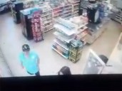 ‘Ayúdenme a dar con ese viejo’; captan en una tienda a joven desaparecida