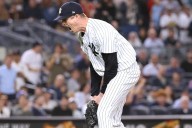 Los Yankees declinan opción de cinco millones de Loáisiga y ejercen la de tres millones de Hill