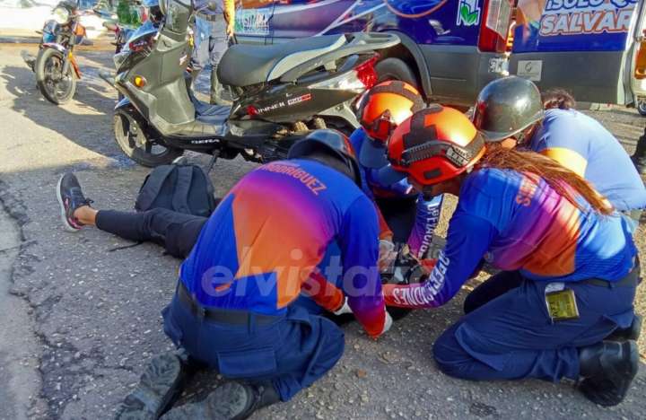 Motorizada lesionada cerca de la iglesia San Antonio recibió primeros auxilios de Protección Civil Simón Rodríguez
