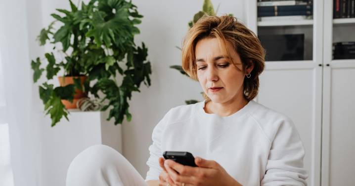 ¿Revisar el celular constantemente afecta la memoria? Esto dice un experto sobre su impacto en la concentración