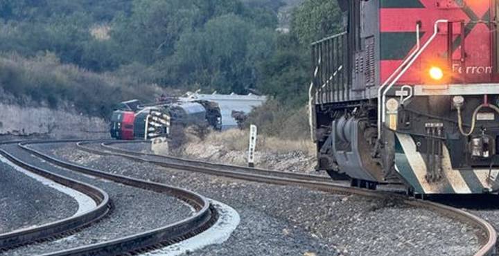 Tren que transportaba etanol explota tras chocar con unidad de mantenimiento