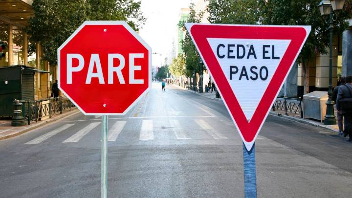 Pocos lo distinguen: cuál es la diferencia entre el disco "Pare" y "Ceda el paso"