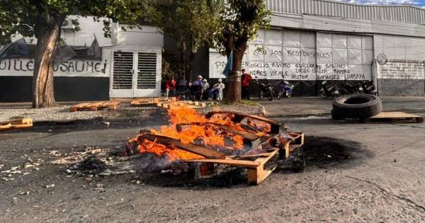 Trabajadores toman un frigorífico por despidos y sueldos adeudados en Santa Fe