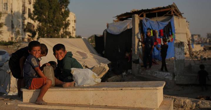 En cementerios de Gaza, algunos palestinos desplazados viven entre los muertos