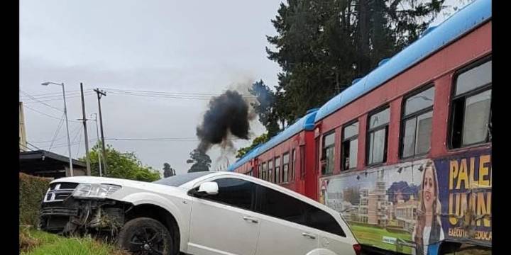 Tren de la Sabana embistió a una camioneta en el municipio de Chía: una persona resulto herida