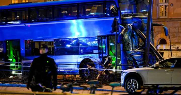 Bus provoca accidente fatal en Suecia: Arrolla un paradero dejando varios muertos y heridos