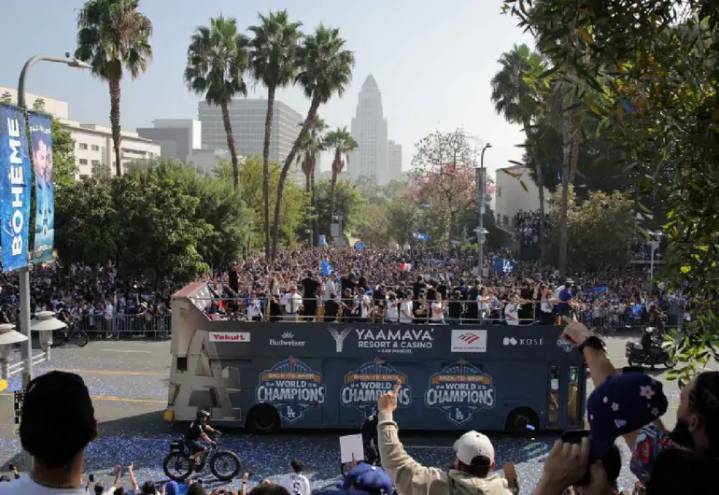 Los Dodgers festejan bicampeonato en calles de Los Ángeles y auguran reinar muchos años