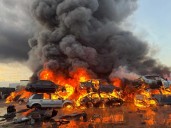 Un incendio en San Martín de la Vega arrasa coches en un desguace y amenaza con extenderse
