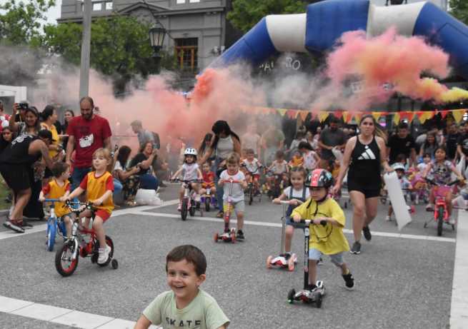 Jardín organiza tricicleteada en la plaza San Martín