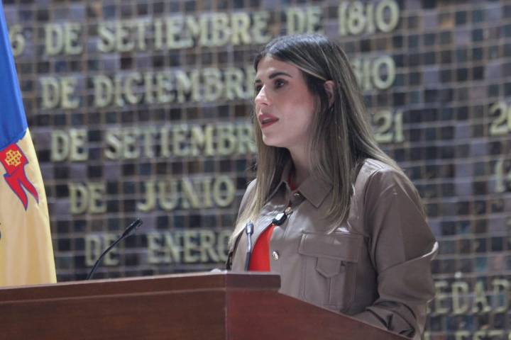 Jalisco tiene 55 programas sociales, presumió ante diputados la titular de Asistencia Social