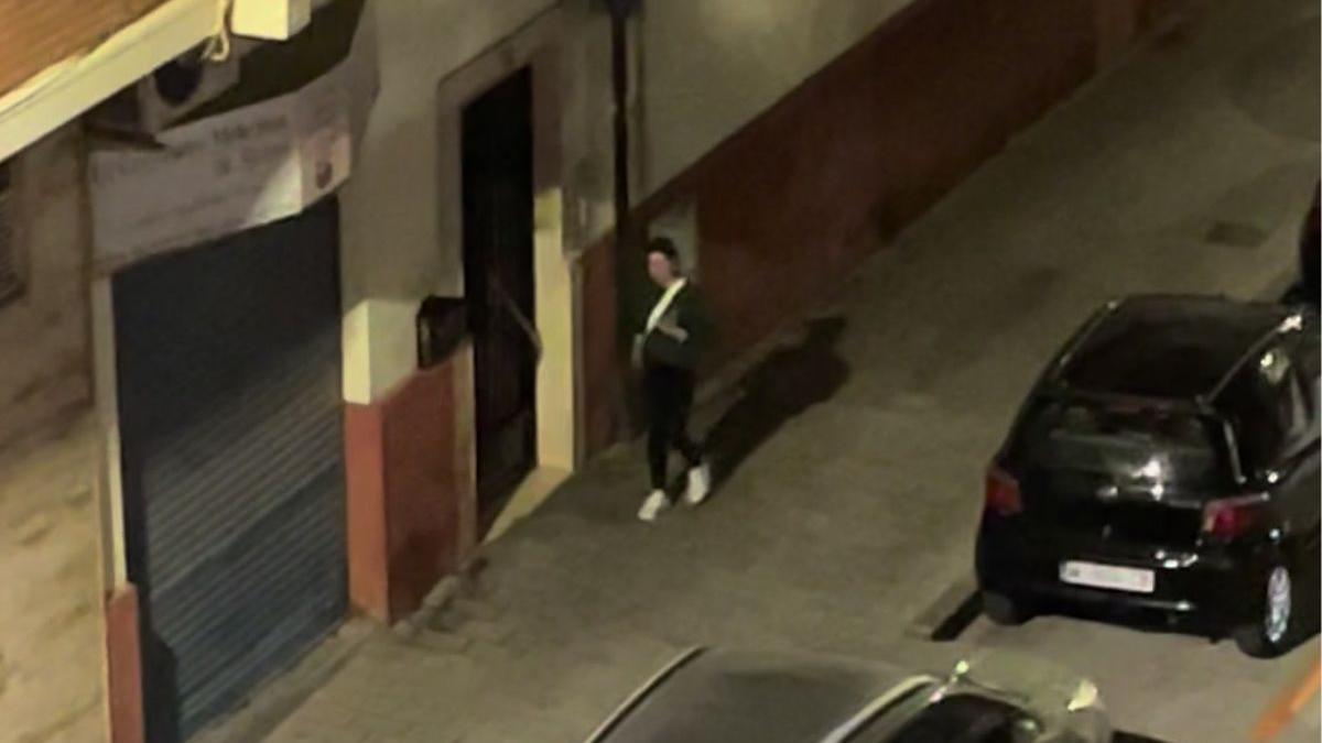 Cabezazos contra la pared, gritos al móvil y amenazas a una vecina en pleno centro de Murcia: qué se sabe sobre el vídeo de la joven discutiendo
