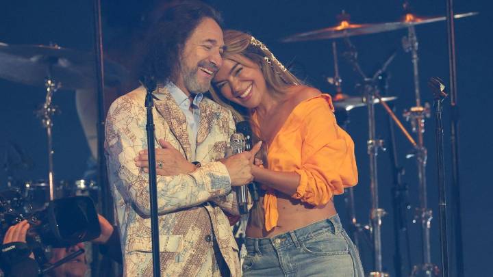 Así fue la emotiva presentación de Karol G y Marco Antonio Solís cantando por primera vez su colaboración ‘Coleccionando Heridas’ en los Latin Grammy
