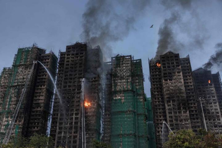 Suben a 65 los muertos por incendio en complejo de departamentos en Hong Kong