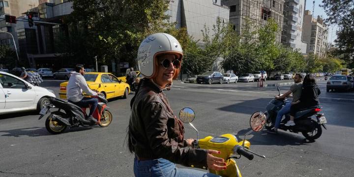 Conducir motocicleta, símbolo de independencia para las mujeres iraníes