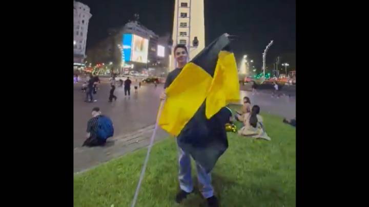 [VIDEO] Solitario hincha de Coquimbo Unido llegó al Obelisco de Buenos Aires para celebrar