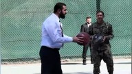 El presidente de Siria juega al baloncesto con oficiales militares estadounidenses