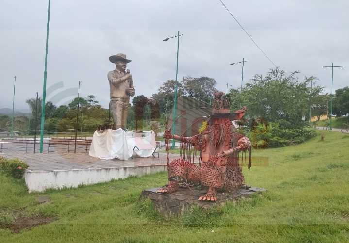 POLÉMICA EN NUNCHÍA POR PROPUESTA DE SACAR LA ESTATUA DEL DUENDE PARA INSTALAR IMAGEN DE CANTANTE LLANERO
