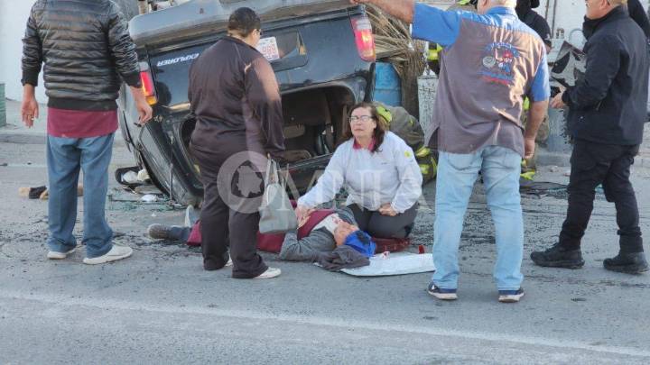 Pareja queda gravemente herida tras volcadura en Juárez