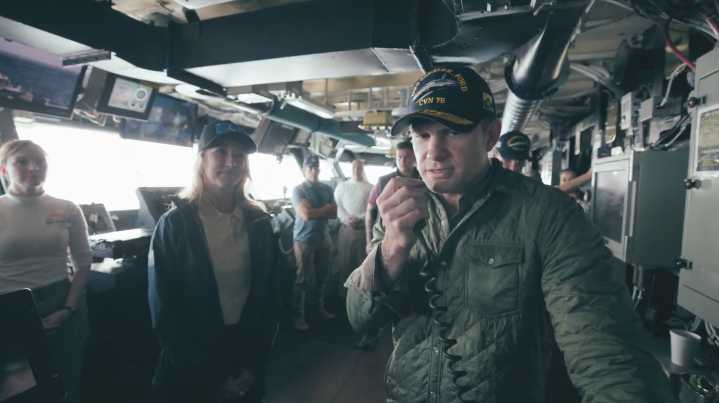 Pete Hegseth rinde homenaje a los marines en su visita al portaaviones USS Gerald R. Ford en el Caribe