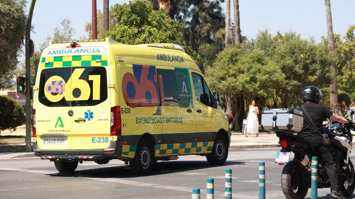 Atropella a un peatón en Sevilla y lleva su cuerpo arrastrando en los bajos del coche