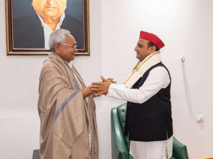 Akhilesh congratulates Nitish Kumar on taking oath as Bihar CM