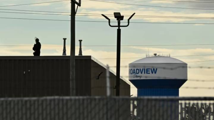 Un juez ordena mejoras en un centro de inmigración del área de Chicago tras denuncias de condiciones inhumanas