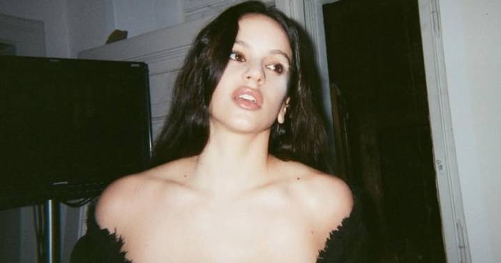 Rosalía revolucionó Buenos Aires con un look “monjil futurista” en su sorpresiva aparición en el show de Cindy Cats: las fotos