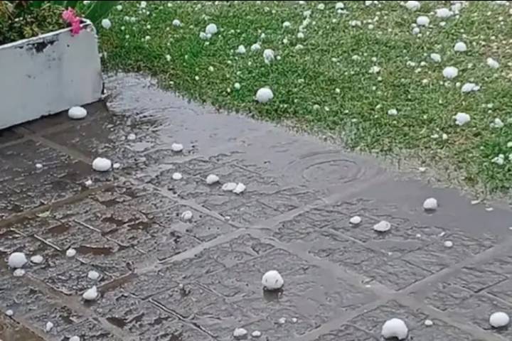 Granizó en el interior de Córdoba y rige alerta meteorológica: los videos