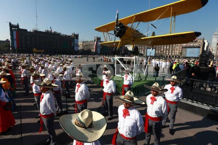 Desfilan por aniversario de Revolución con ruta acortada