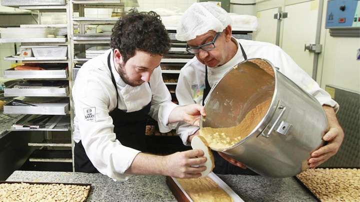 Julián (41), un maestro en una histórica pastelería vallisoletana: "Cada vez se hace menos turrón artesano"
