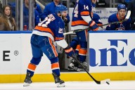 Islanders' Kyle Palmieri gets injured, makes trick play to set up goal while limping off ice