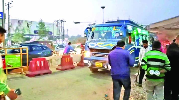 Shopkeepers protest at Satwari Chowk over daily traffic jams