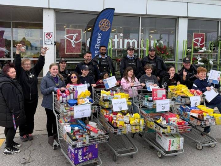 Students, police and Rotary help feed the hungry in Saugeen Shores