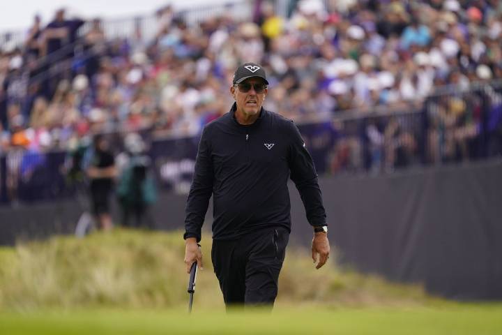 Golf Insider Confesses What Working Under Phil Mickelson Is Really Like: ‘I Was Mortified..’ Phil Mickelson loves his clubs. That's why no expert would dare try test their unconventional setup. But wh