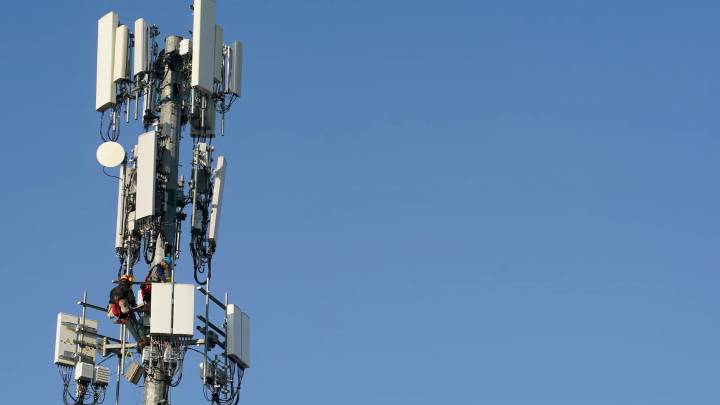 Verizon to cut about 15,000 jobs as it restructures under new CEO