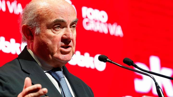 El BCE señala al Gobierno por la crisis habitacional: Guindos alerta de que la regulación de vivienda en España "limita" la oferta de alquiler