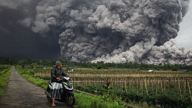 Mount Semeru erupts in Indonesia, prompting evacuations