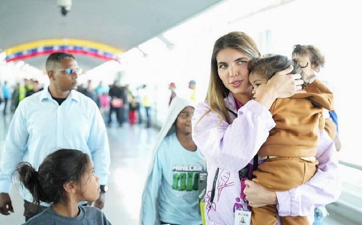 Nuevo vuelo de Vuelta a la Patria trae consigo 200 connacionales deportados de EE.UU. entre ellos 5 niños rescatados (+Fotos)