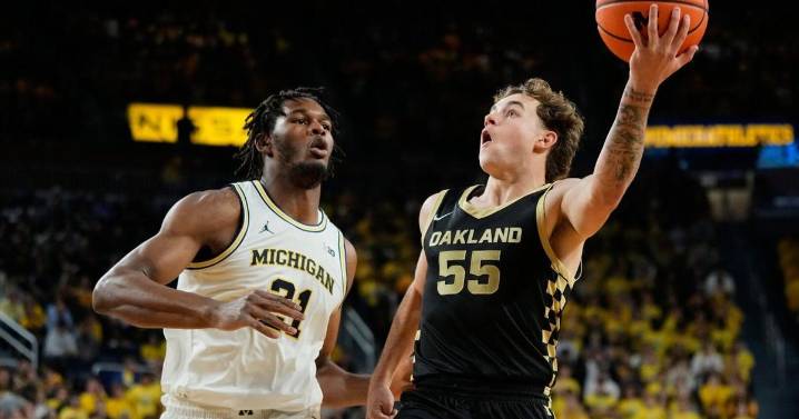 No. 7 Michigan scores school-record 69 points in 1st half, finishes with 121