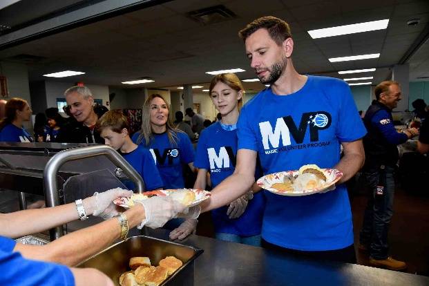 Orlando Magic celebra Acción de Gracias con una tradición solidaria que cumple 33 años