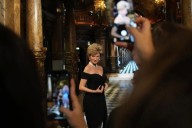 Revelan estatua de Lady Di con 'vestido de la venganza'