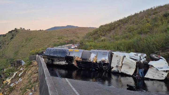 60 mil litros de combustóleo cerca de derramarse tras volcadura de tractocamión en Cumbres de Maltrata