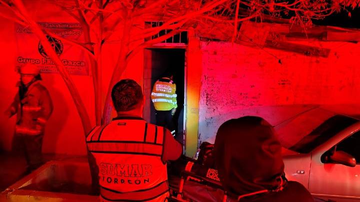 Hombre drogado sufre crisis y le prende fuego a su colchón en Torreón