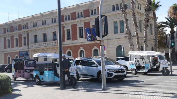 Los tuctucs en Alicante: fuera del Casco Antiguo, pero sin solución al aparcamiento en las aceras
