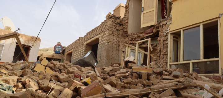 Aumentan a 27 los muertos y 956 heridos por terremoto en Afganistán