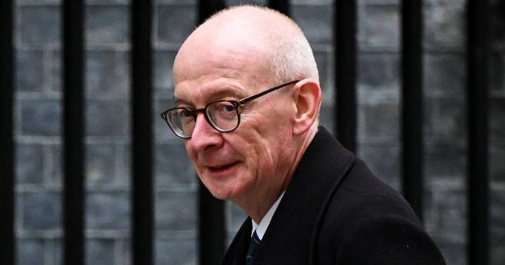 DWP to contact all sickness benefit claimants in 'new plan' to get them back to work