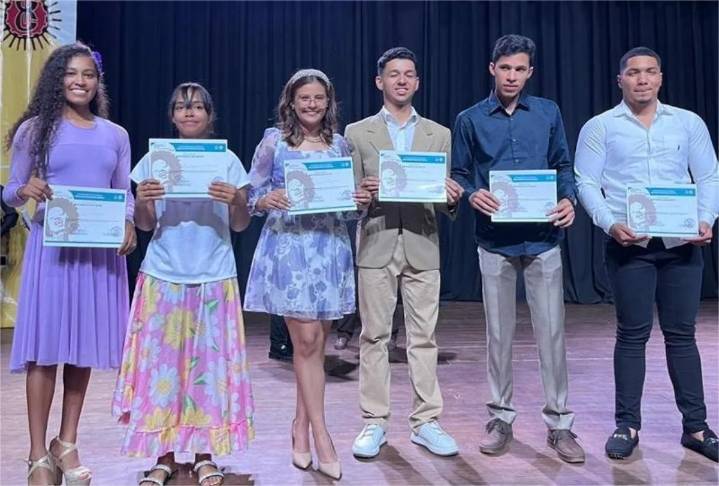 Valeria García y Cristian Bolívar ganaron 27º Festival Institucional Voz Universitaria UC 2025