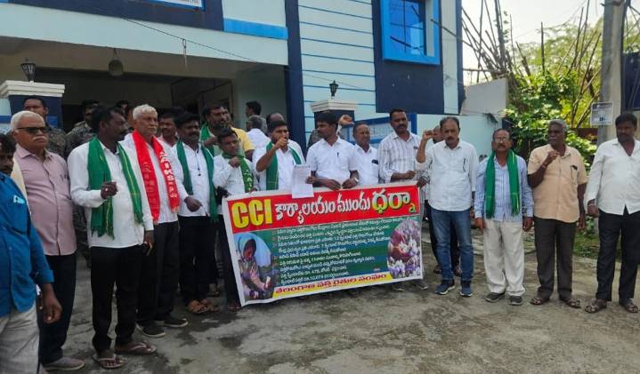 Cotton Farmers Association stages protest at CCI regional office in Warangal