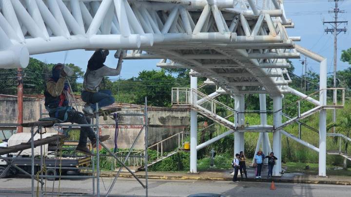Inició trabajos de pintura en la pasarela de la avenida Bella Vista