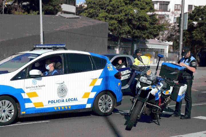 Persecución en Santa Cruz con un coche robado: un menor detenido, dos policías heridos y varios accidentes de tráfico